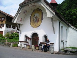 Rast vor einer kleinen Kapelle