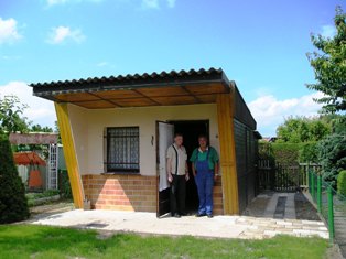 Der Vorsitzende und sein Stellvertreter vor der neuen Vereinslaube